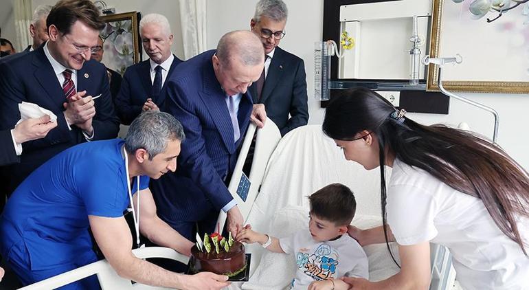 Cumhurbaşkanı Erdoğan açılışını yaptığı hastanedeki hastalara sürpriz ziyaret