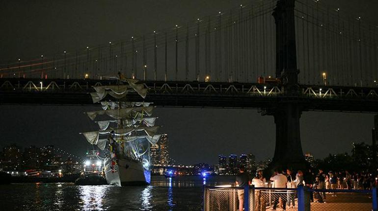 Meksika Donanmasına ait yelkenli gemi New York Brooklyn Köprüsüne çarptı: Ölü ve yaralılar var