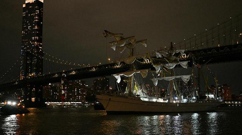 Meksika Donanmasına ait yelkenli gemi New York Brooklyn Köprüsüne çarptı: Ölü ve yaralılar var