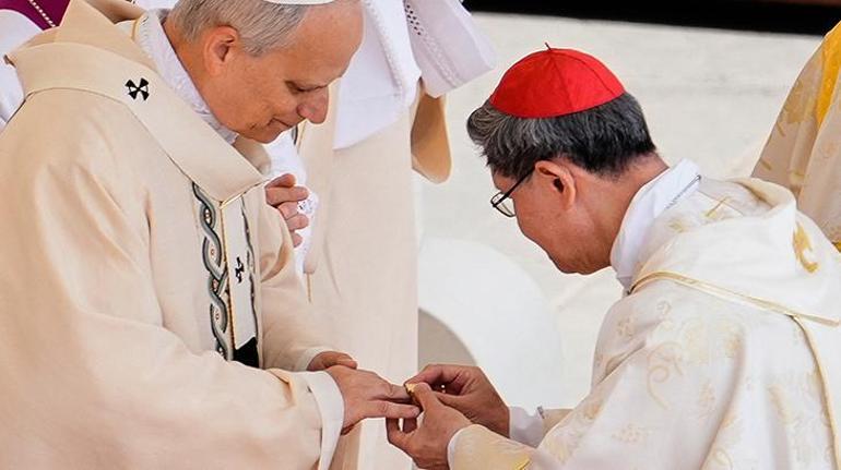 İlk ABDli Papa 14üncü Leonun yemin töreni: Balıkçı yüzüğünü taktı İşte dikkat çeken detay