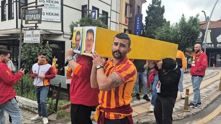 Galatasaraylı taraftarlar sarı-lacivert renkli tabutla yürüyüş yaptı