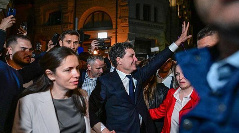 Romanyanın yeni Cumhurbaşkanı: Nicusor Dan, aşırı sağcı rakibini yendi