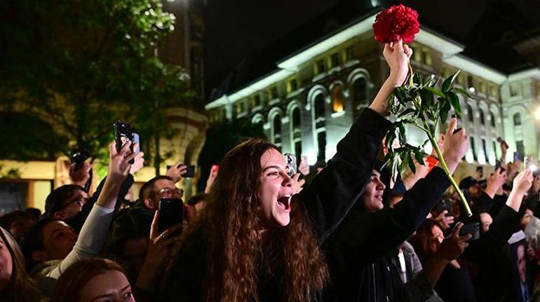 Romanyanın yeni Cumhurbaşkanı: Nicusor Dan, aşırı sağcı rakibini yendi