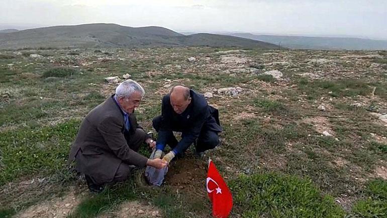 Şehit dedesinin vasiyetini 104 yıl sonra yerine getirdi Kabrinden toprak alıp, Orduya götürdü
