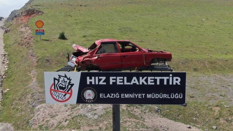 Yer: Elazığ Yol kenarındaki kazalı araç, sürücüleri yavaşlattı