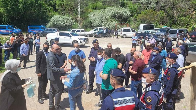 Minik bebeğin ölümü sonrası köy diken üstünde Cenazeye katılan herkes maske taktı