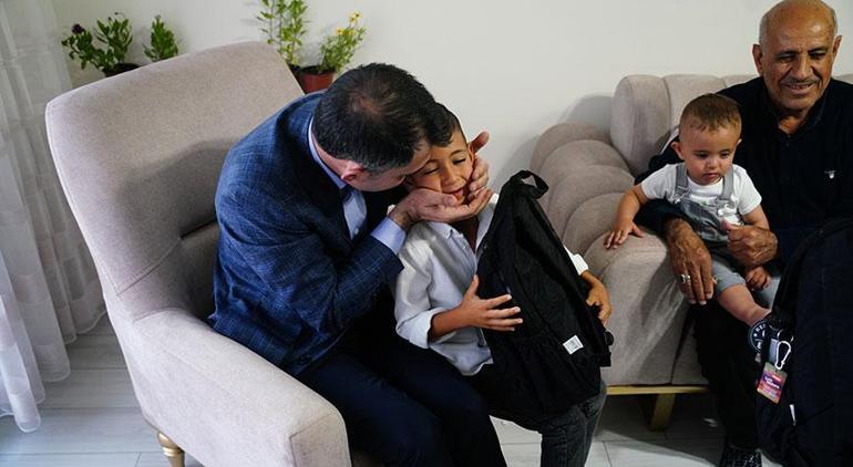 Bakan Kurum evlerine kavuşan depremzede aileye misafir oldu
