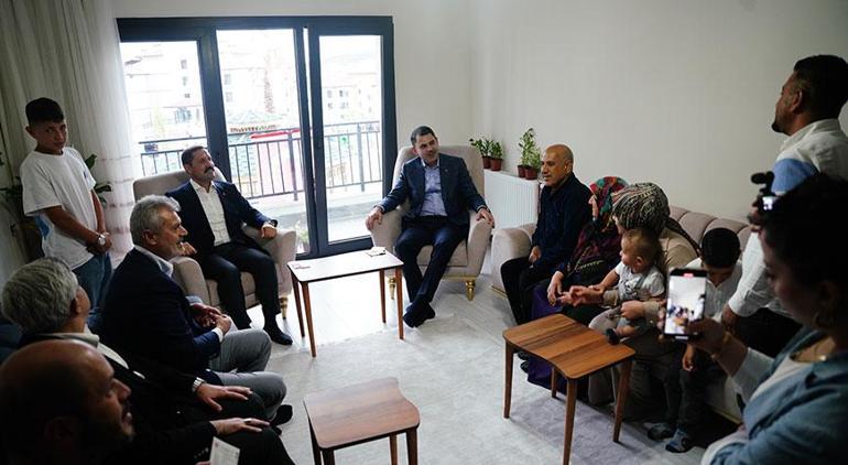 Bakan Kurum evlerine kavuşan depremzede aileye misafir oldu