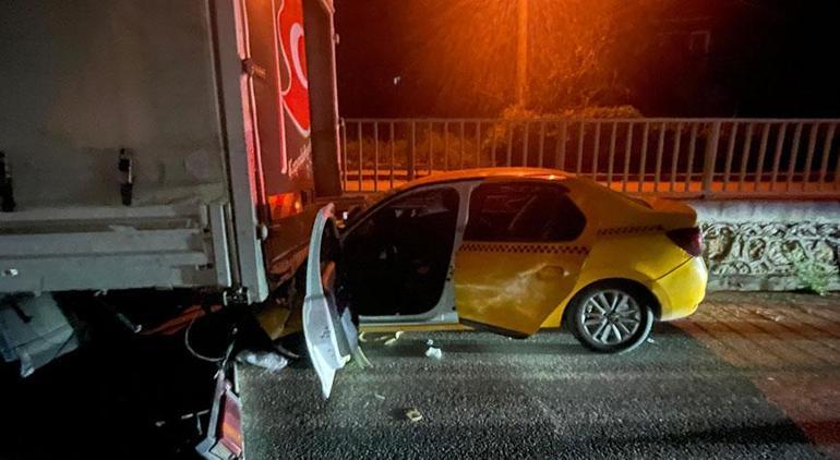 Sakaryada feci kaza Taksi demir yüklü kamyonete çarptı, şoför hayatını kaybetti