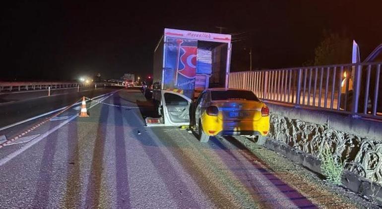 Sakaryada feci kaza Taksi demir yüklü kamyonete çarptı, şoför hayatını kaybetti