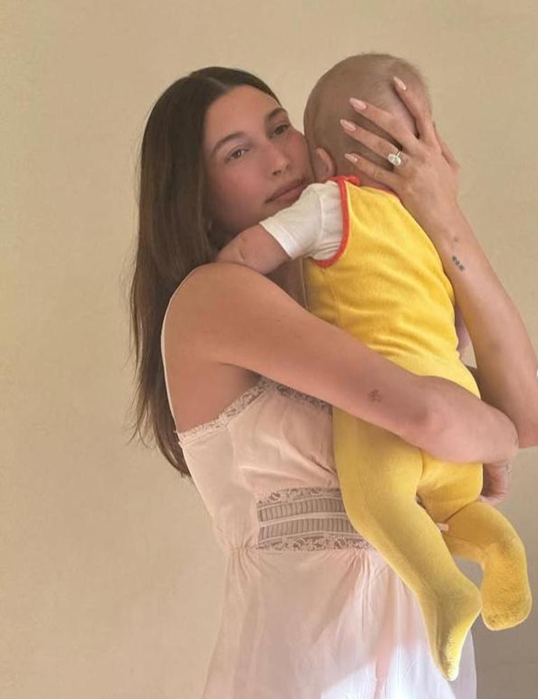 Herkes şaşkına döndü Hailey Bieberın çantasından büyü çıktı