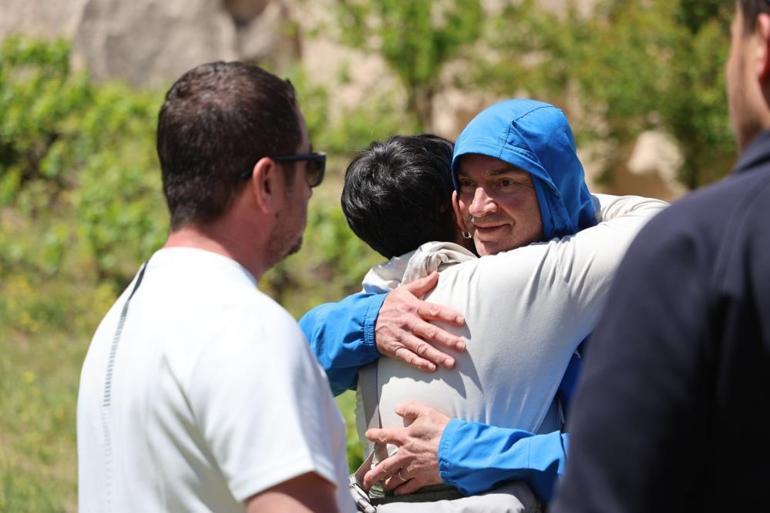 Kapadokyada panik anları Turistler kayalıklara indirildi