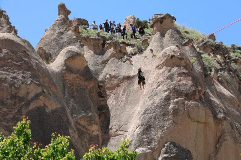 Kapadokyada panik anları Turistler kayalıklara indirildi