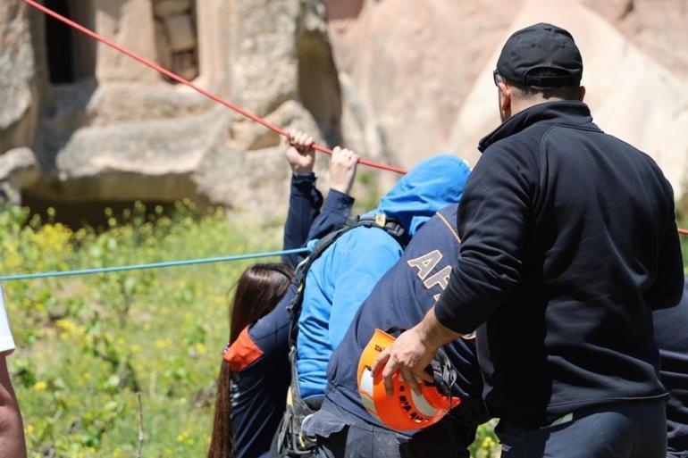 Kapadokyada panik anları Turistler kayalıklara indirildi