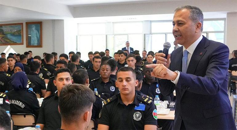 İçişleri Bakanı Yerlikaya Polis Akademisi öğrencileri ile bir araya geldi