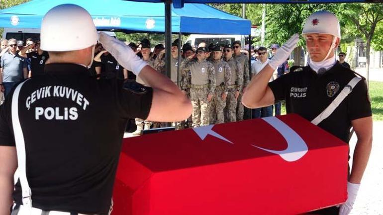 Babalarına, üniformasını giyerek veda ettiler Gözyaşları sel oldu