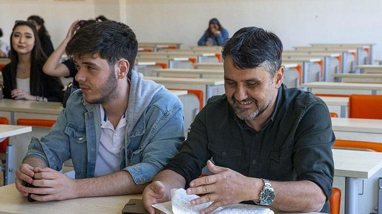 6 diplomayla yetinmedi 48 yaşında, 4 üniversite daha okuyor