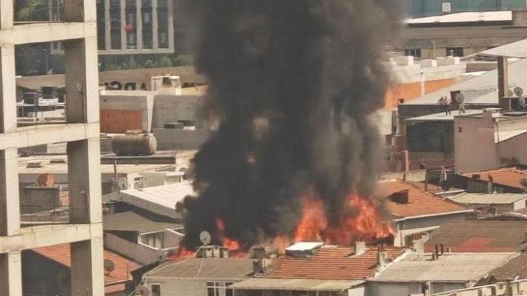 Bayrampaşada korkutan yangın Alevler bitişikteki binaya sıçradı