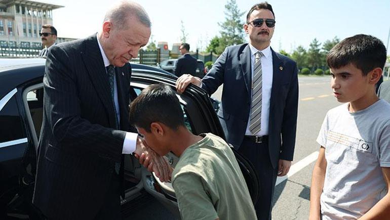 Cumhurbaşkanı Erdoğan, 15 Temmuz Şehitler Anıtını ziyaret eden çocuklarla görüştü