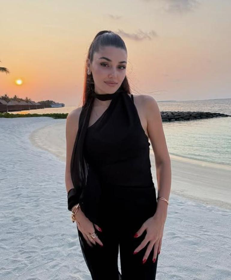 Hande Erçelden sevgilisi Hakan Sabancı ile yeni kare Siyah kombini dikkat çekti