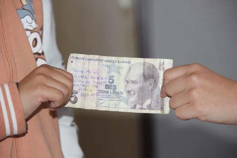 İlkokul öğrencisi kantinden aldığı 5 liranın üstündeki notu gördü Herkes seferber oldu