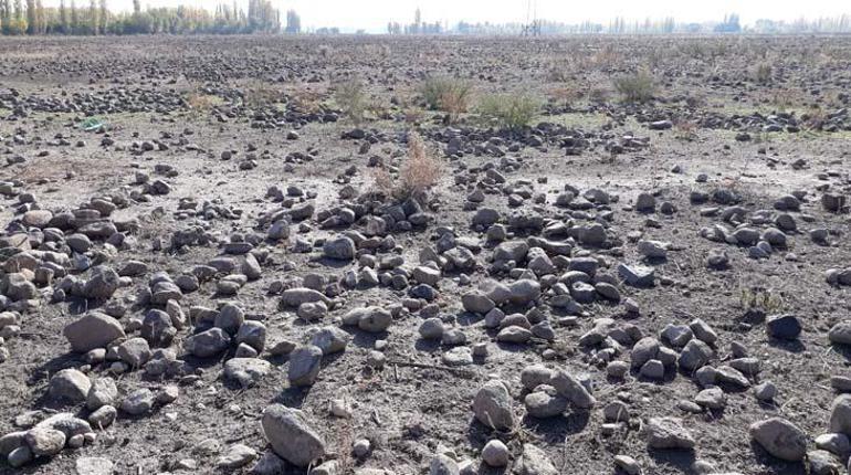 Köyüne döndü, 7 yıl boyunca 1500 kamyon taş topladı İnanılmaz son