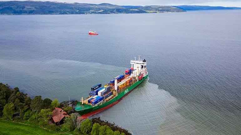 Gözlerine inanamadı Evinin bahçesine dev kargo gemisi oturdu