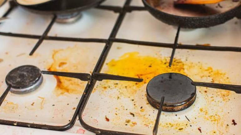 Ocak demirlerindeki yağı resmen kazıyor Sirkeyle birleşince etkisi iki kat artıyor