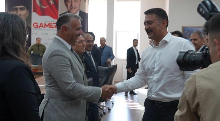 Merkeze çekilen Tunceli Valisi kentten ayrıldı