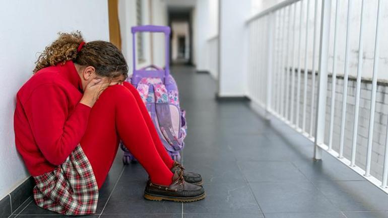 Çocukta, 12 yaşından önce başlayan ve altı aydan uzun süren belirtilere dikkat