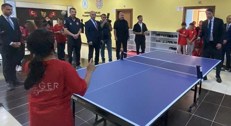 Bakan Bayraktar Erzincanda gençlerle basketbol maçı yaptı