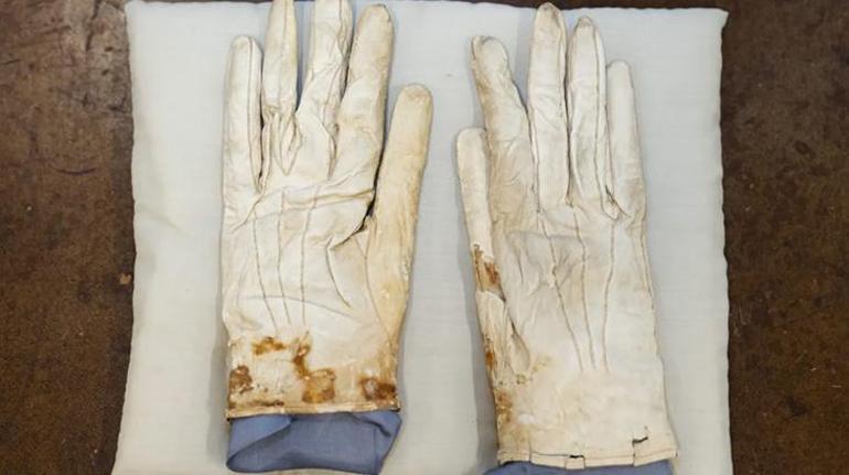 Kanlı eldivenler rekor fiyata satıldı Abraham Lincolnün eşyaları vakfın borçlarını kapatacak