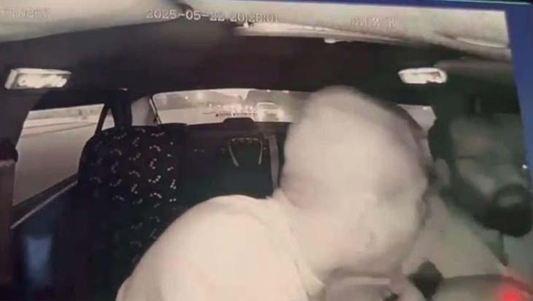 Taksiciyi silahla gezdirip gasp etti Dehşet anları kamerada