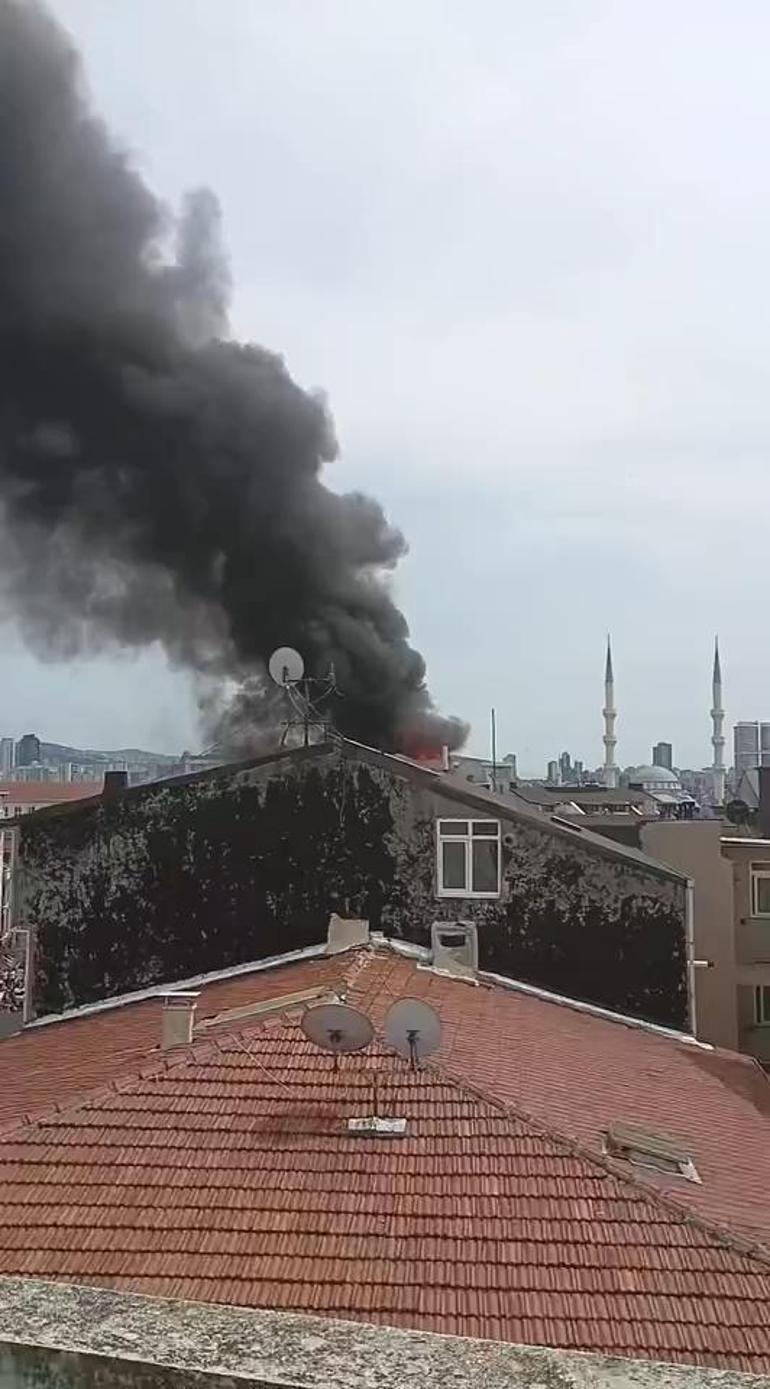 Ataşehirde 5 katlı binanın çatısında yangın Ekipler sevk edildi