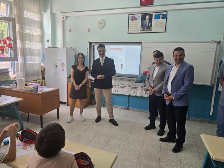 Yıllar sonra ilkokul öğretmeninin karşısına çıktı: Aynısın, seni gözlerinden tanıdım