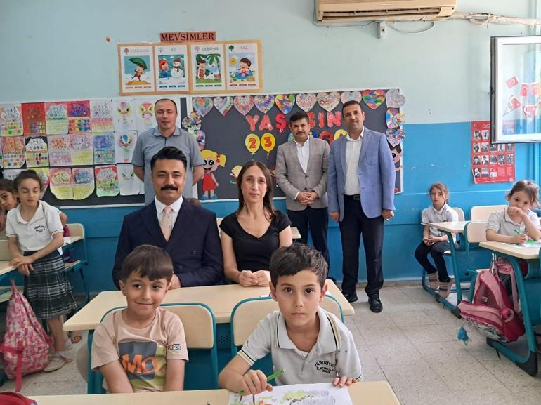 Yıllar sonra ilkokul öğretmeninin karşısına çıktı: Aynısın, seni gözlerinden tanıdım