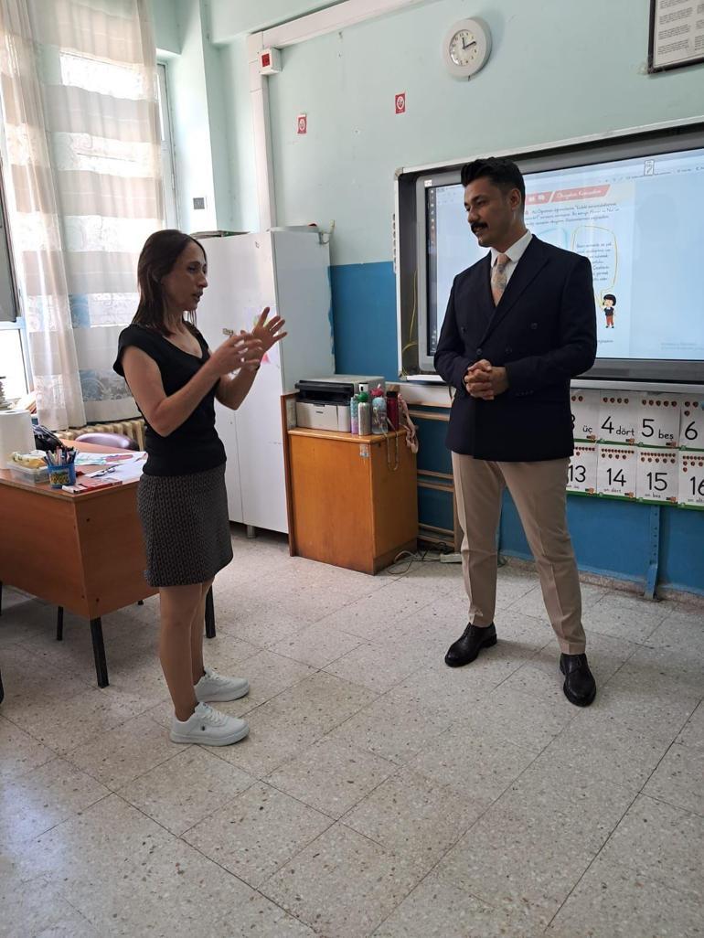 Yıllar sonra ilkokul öğretmeninin karşısına çıktı: Aynısın, seni gözlerinden tanıdım