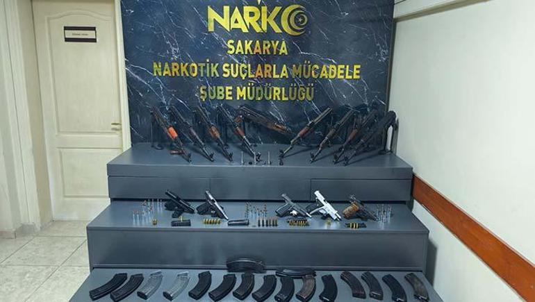Polis memurunun aracında 9 kaleşnikof ve 5 tabanca ele geçirildi