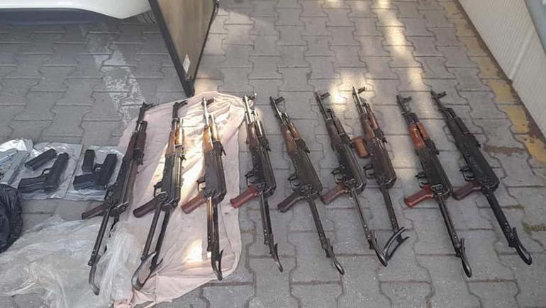 Polis memurunun aracında 9 kaleşnikof ve 5 tabanca ele geçirildi