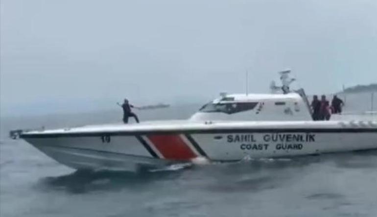 Bir anda vapurdan düştü İstanbulda ekipler 10 yaşındaki kız için seferber oldu