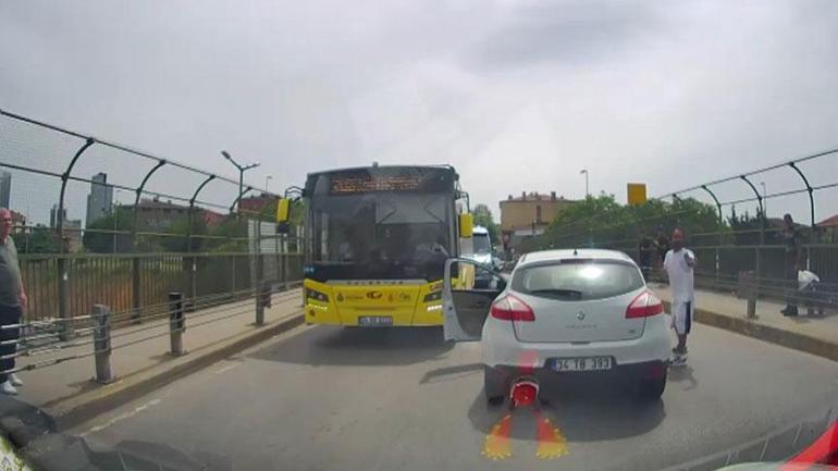 Trafikte dehşet anları Bıçaklı saldırgana yangın tüpüyle karşılık verdi