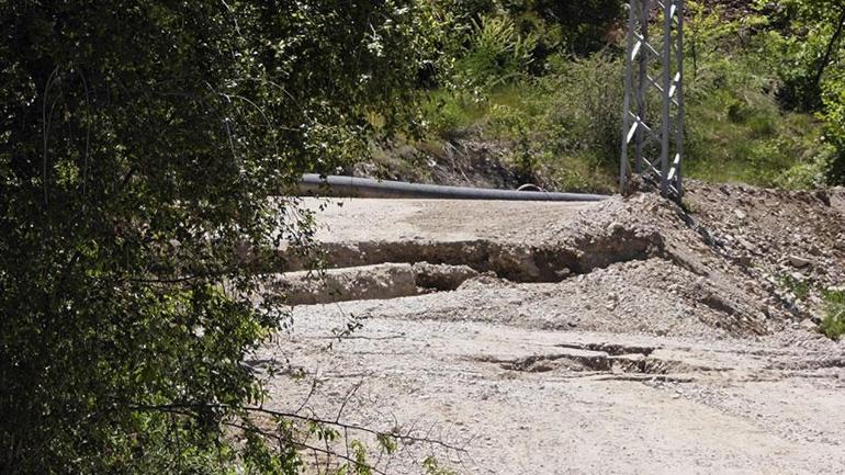 Kentte büyük panik Yollar ikiye ayrıldı, evler yana doğru eğildi