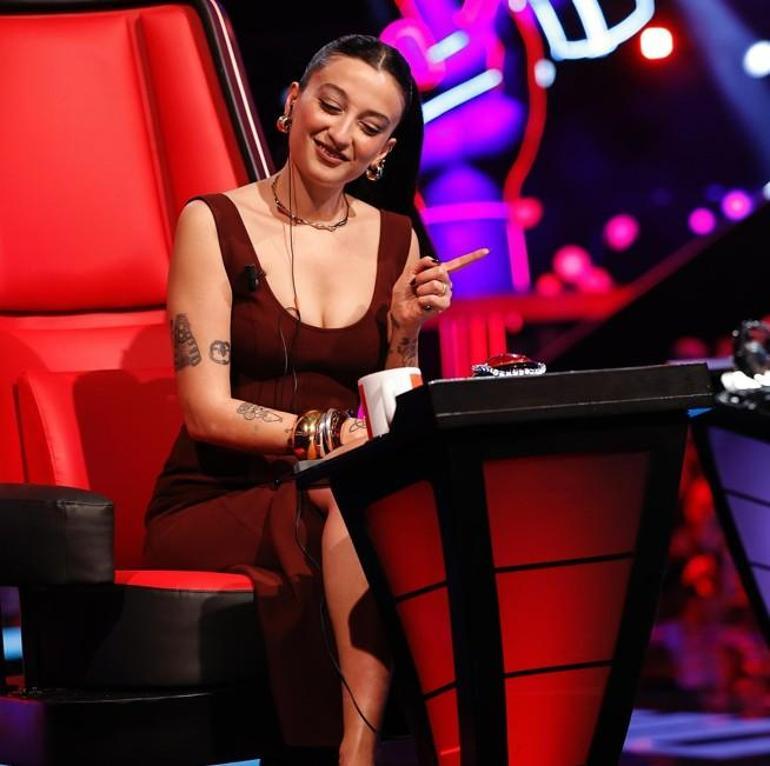 Melike Şahinin iddialı tarzı Derin dekolteli kırmızı elbisesiyle göz kamaştırdı