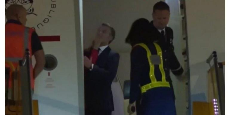 Macronun uçağından şok görüntü Eşinden tokat mı yedi Elysee Sarayından açıklama