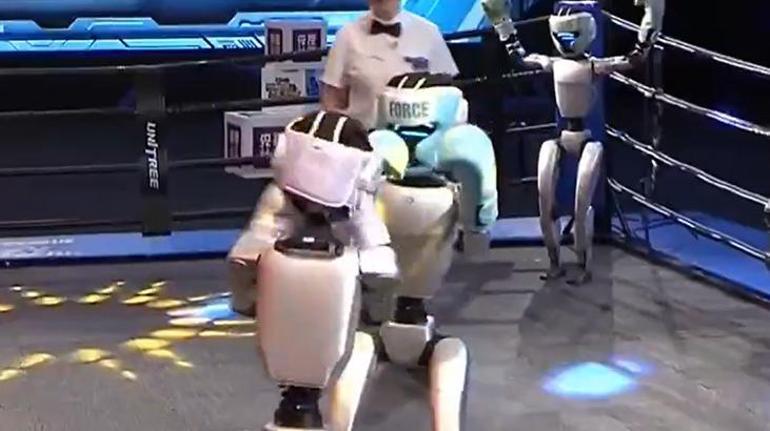 Dünyanın ilk insansı robot boksu Çin’de yapıldı: Çelik yumruklar havada uçtu