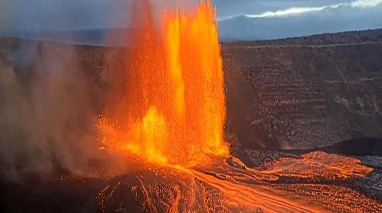 Hawaiide Kilauea Yanardağından 300 metreye ulaşan lavlar