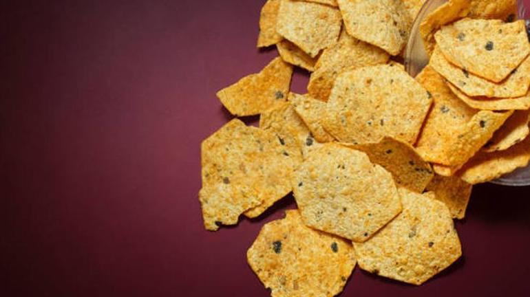 Paketli cips yerine tüketebileceğiniz sağlıklı cips tarifleri... Patates, mercimek veya nohut varsa mutlaka deneyin