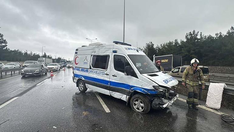 Hamile kadını taşıyan hasta nakil ambulansı devrildi