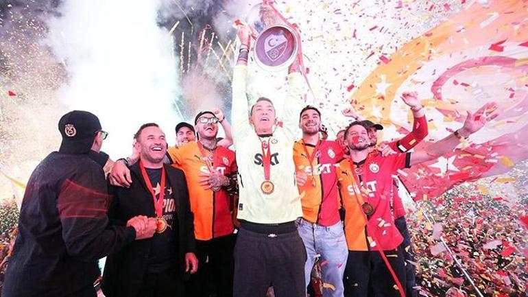 Okan Buruk Galatasaraydan ayrılacak yıldızları açıkladı Victor Osimhen cevabı