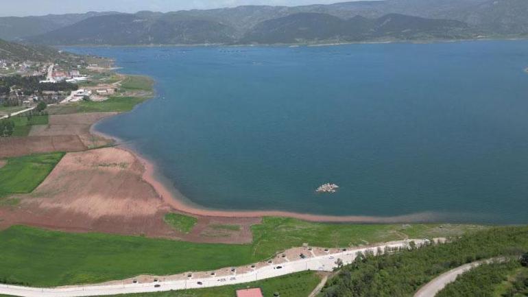 Baraj suları çekildi, gün yüzüne çıktı Traktörünü alan oraya koştu